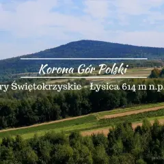 Łysica, najniższa góra w Polsce, wznosi się w Górach Świętokrzyskich. Widok na zielone wzgórza i pola.