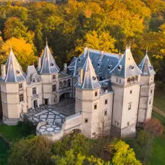 Malowniczy zamek w Polsce otoczony jesiennym lasem. Wspaniała architektura z wieżyczkami i dziedzińcem.