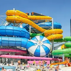 Kolorowe zjeżdżalnie wodne w jednym z polskich aquaparków, idealne miejsce na letnie szaleństwo.