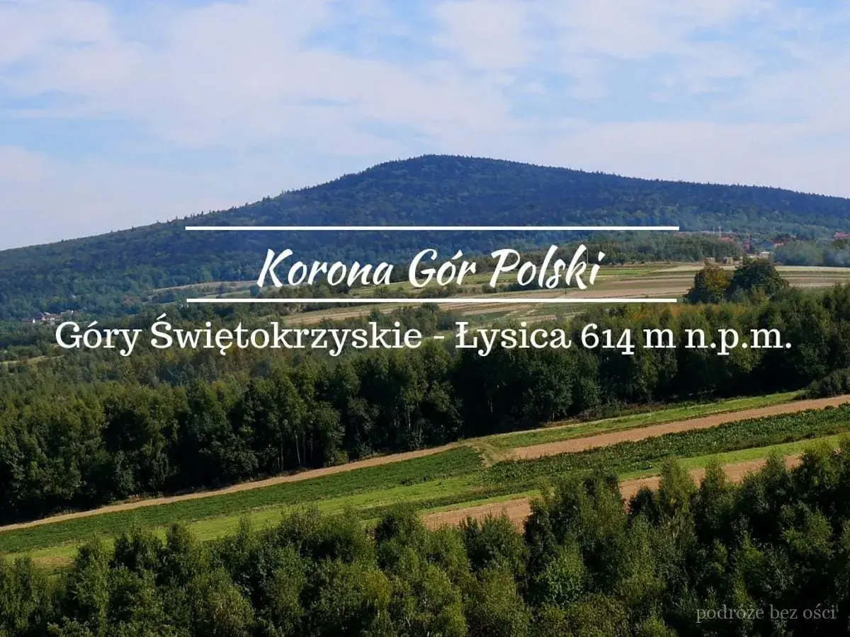 Łysica, najniższa góra w Polsce, wznosi się w Górach Świętokrzyskich. Widok na zielone wzgórza i pola.
