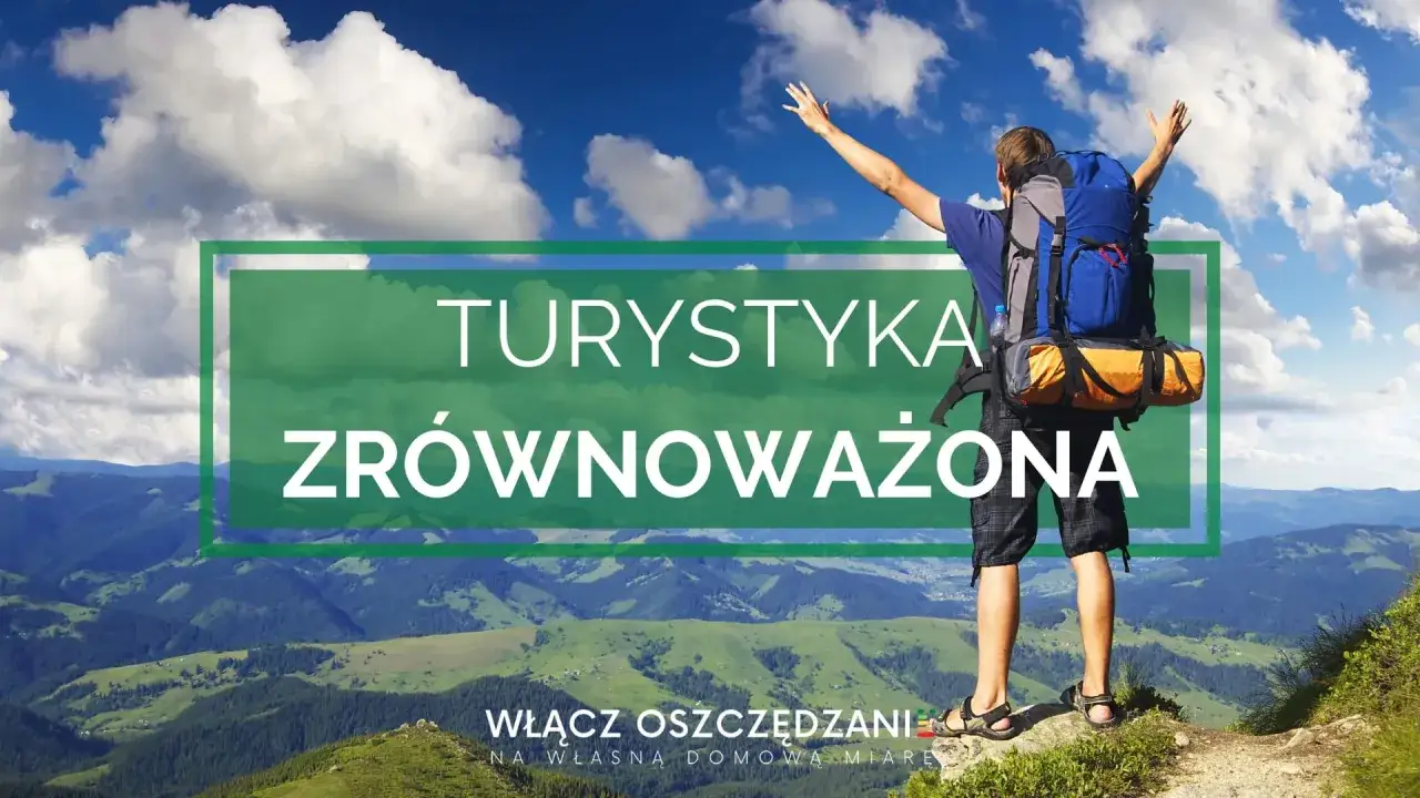 Turysta z plecakiem na szczycie gór. Napis 