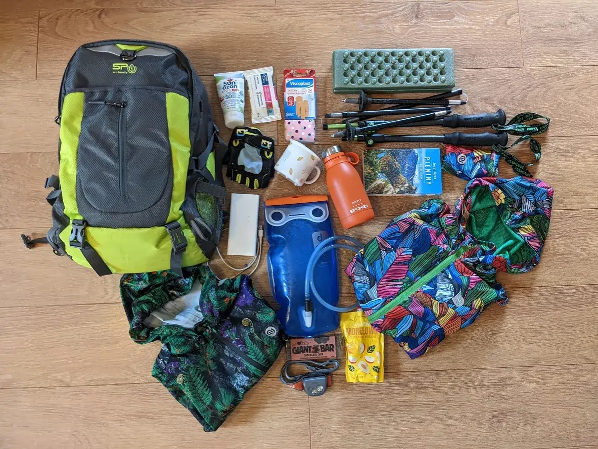 Plecak, kijki, bukłak, mapa, krem z filtrem, baton &ndash; to wszystko przyda się na wyprawę. Taki zestaw to podstawa, gdy zastanawiasz się, trekking co to jest i jak się przygotować.